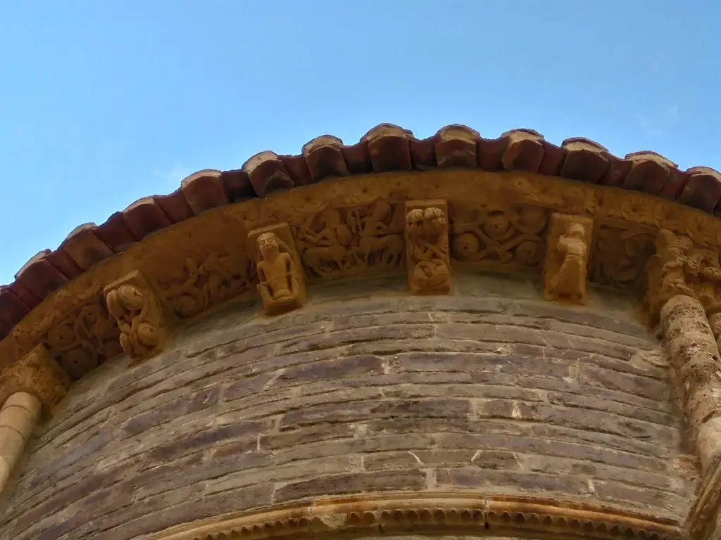 Arquivoltas y capiteles románicos en Piasca
