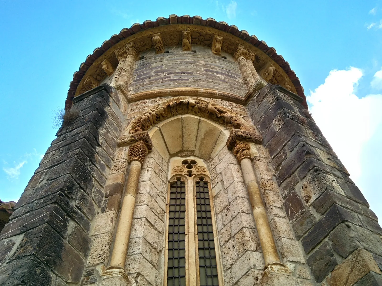 Canecillos y cornisa de Santa María de Piasca