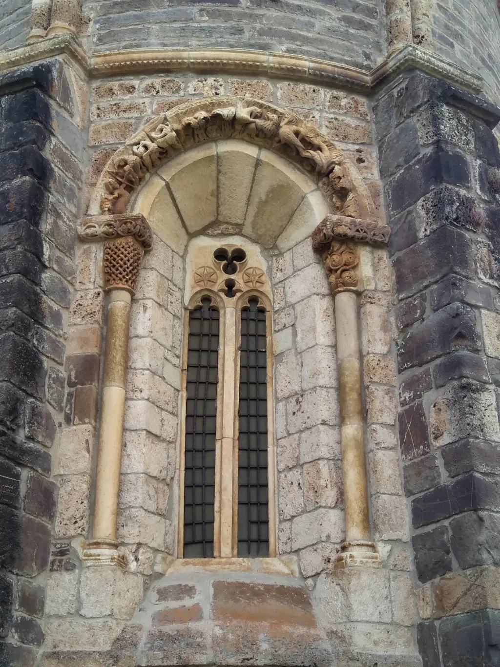 Ábside y detalles arquitectónicos de Piasca