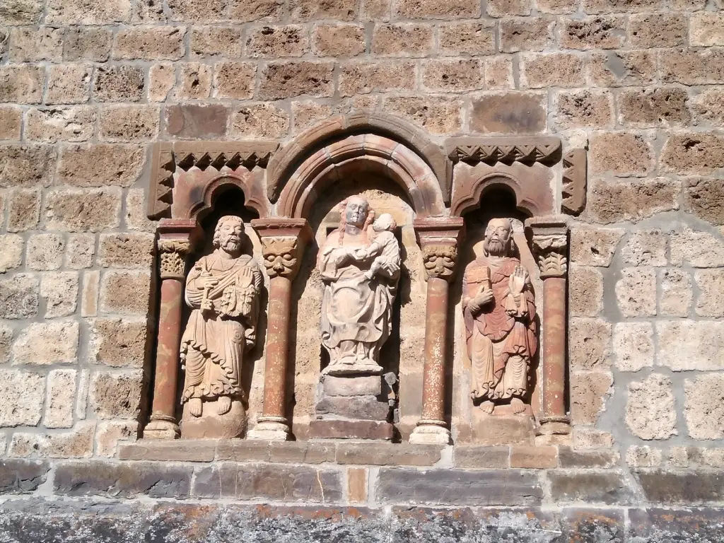 Fachada y tejado de Santa María de Piasca