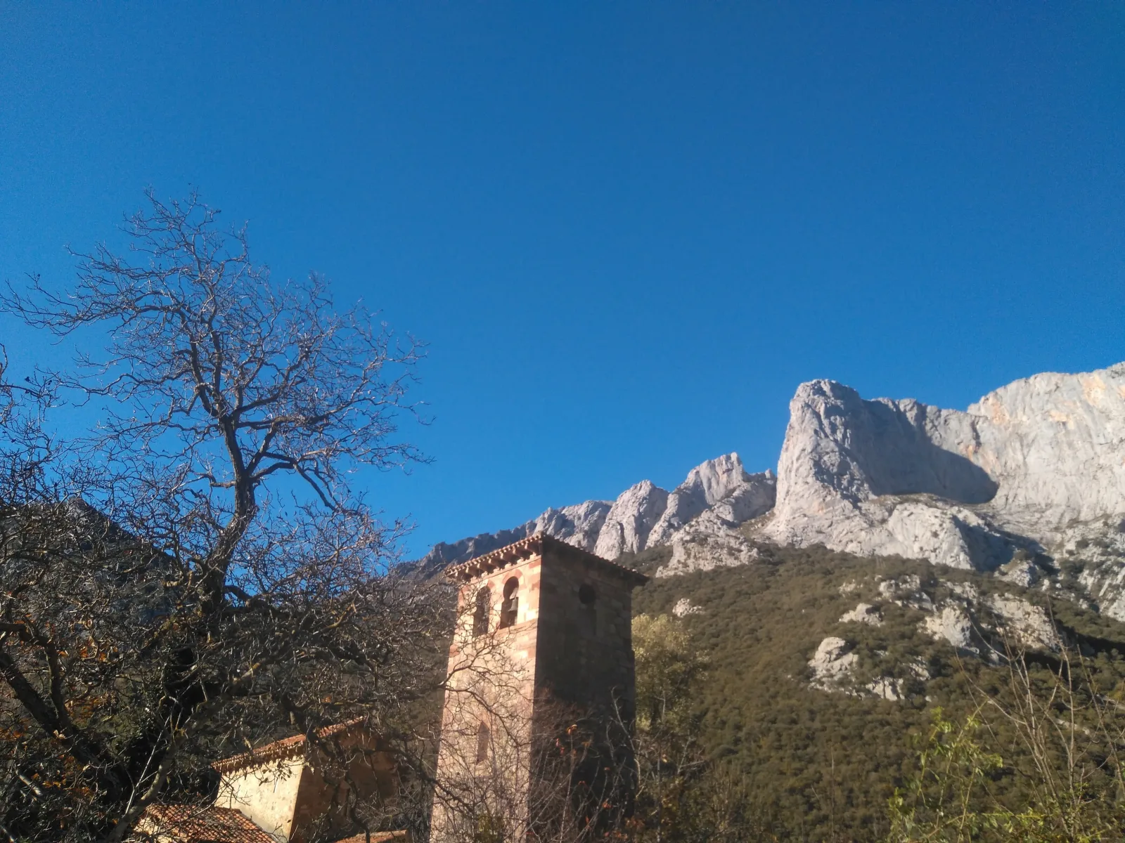 Iglesia de Lebeña rodeada de peñas y montañas