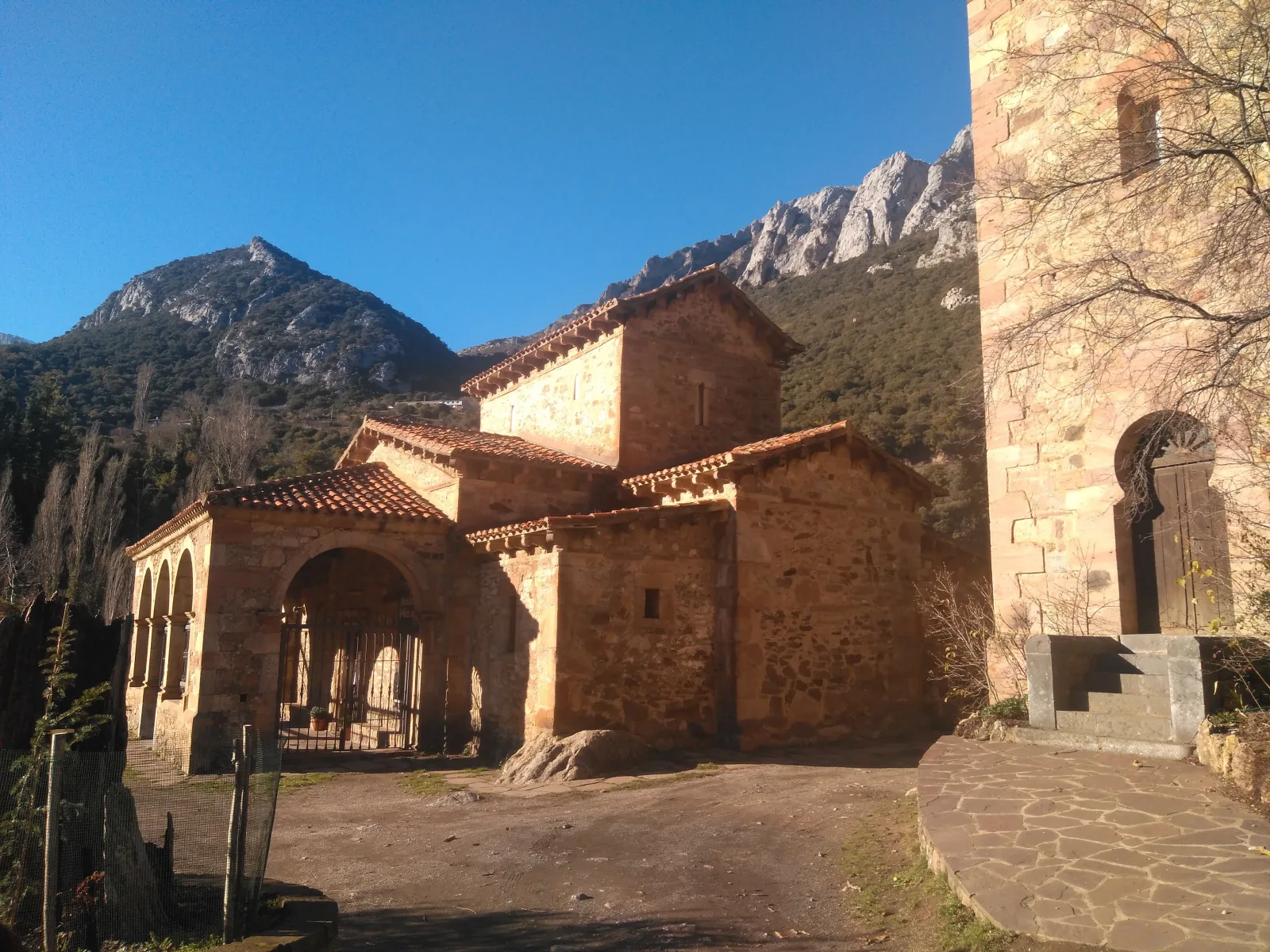 Vista general de Santa María de Lebeña con la puerta y el ábside