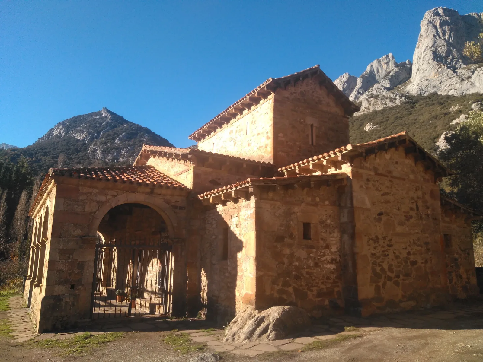 Fachada norte de la iglesia mozárabe