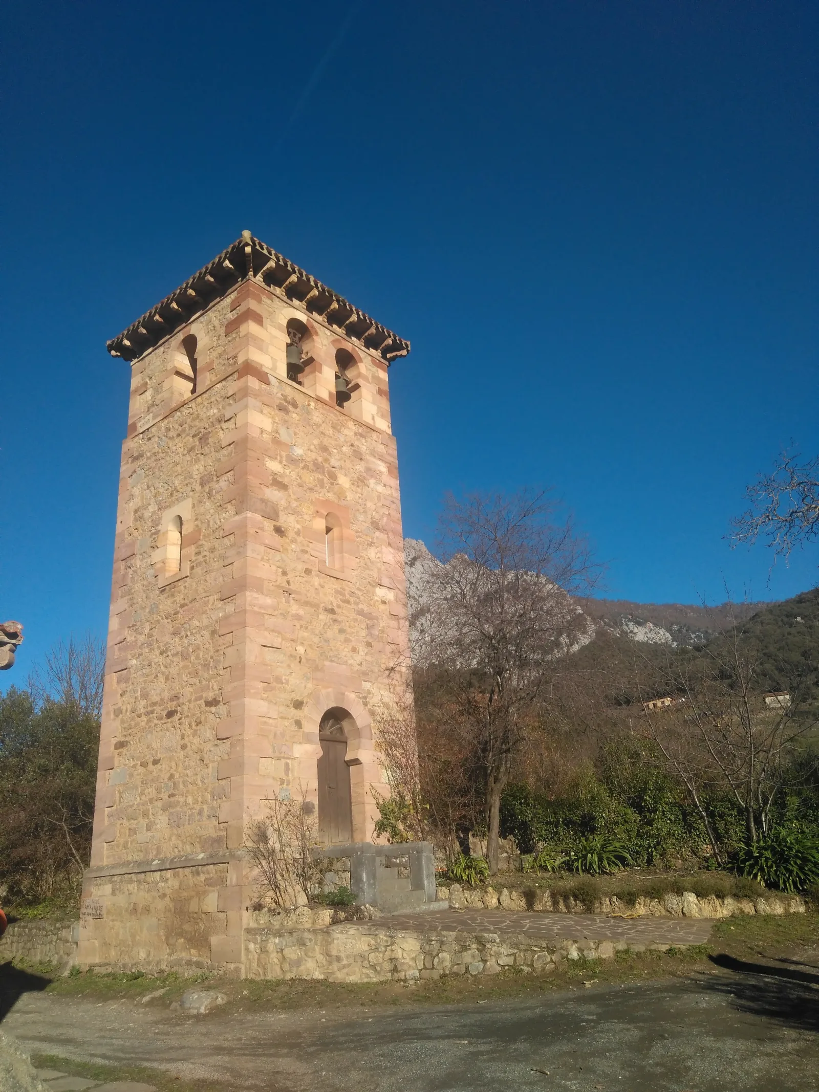 Torre principal apuntando al cielo de Liébana